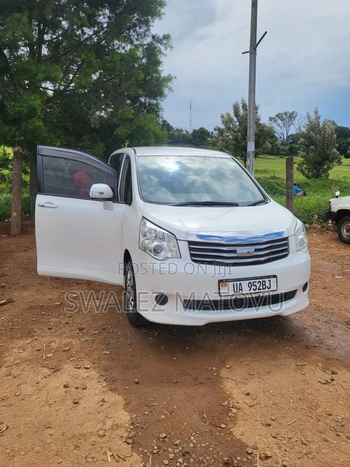 Toyota Noah 2012 White