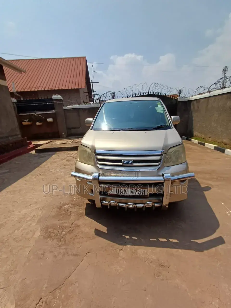 Toyota Noah 2004 Gold