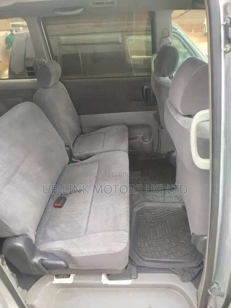 Toyota Noah 2004 Gold