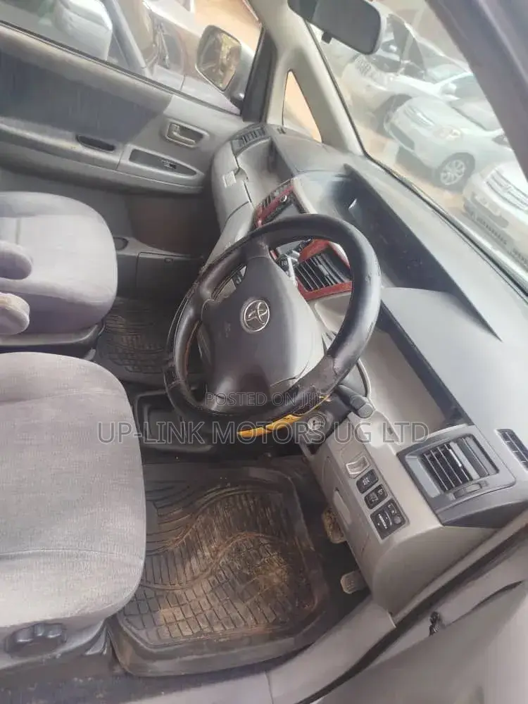 Toyota Noah 2004 Gold