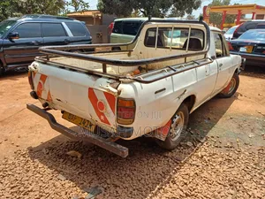 Nissan Pick-Up 1993 White