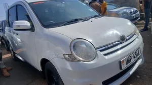 Toyota Sienta 2010 White