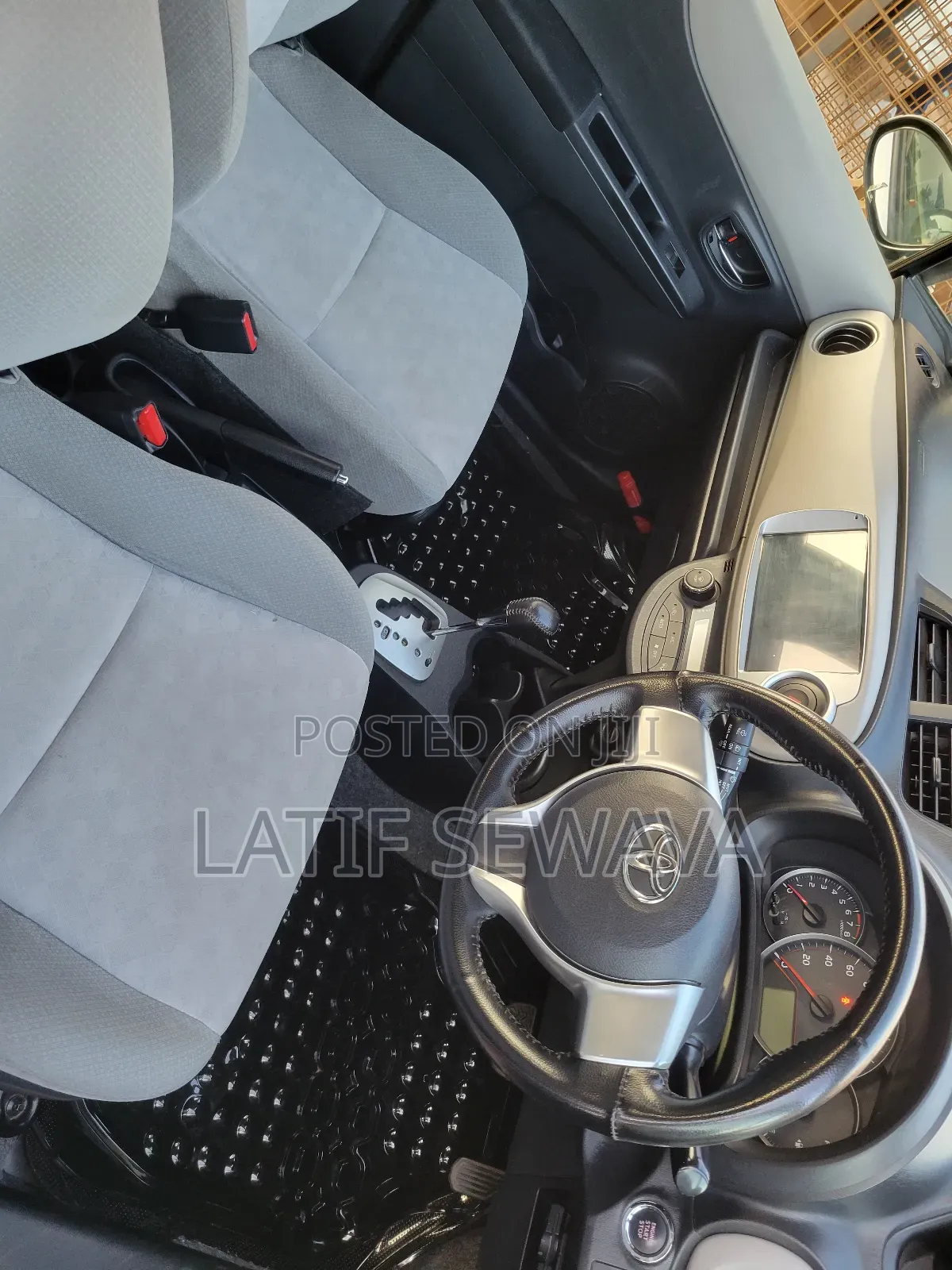 Toyota Vitz 1.5 FWD 5dr 2015 White