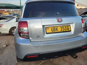 Toyota IST 2010 Silver