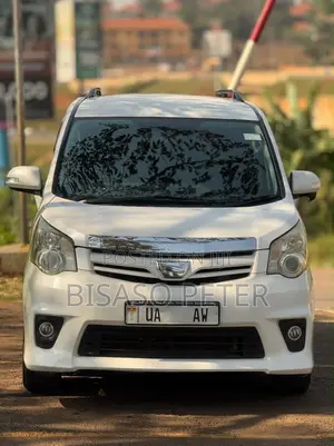Toyota Noah 2.0 143hp FWD (8 Seater) 2011 White