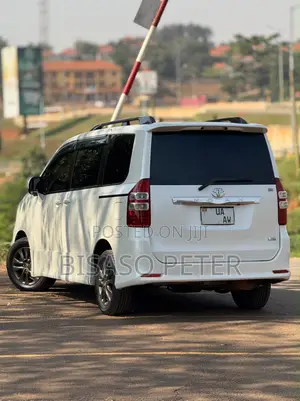 Toyota Noah 2.0 143hp FWD (8 Seater) 2011 White