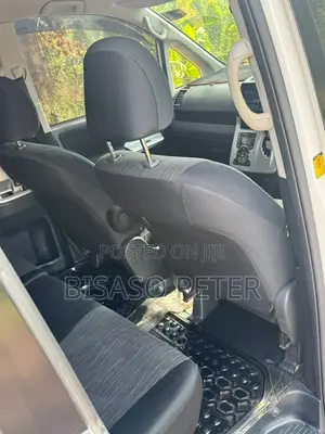 Toyota Noah 2.0 143hp FWD (8 Seater) 2011 White