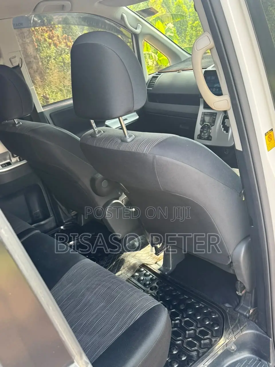Toyota Noah 2.0 143hp FWD (8 Seater) 2011 White