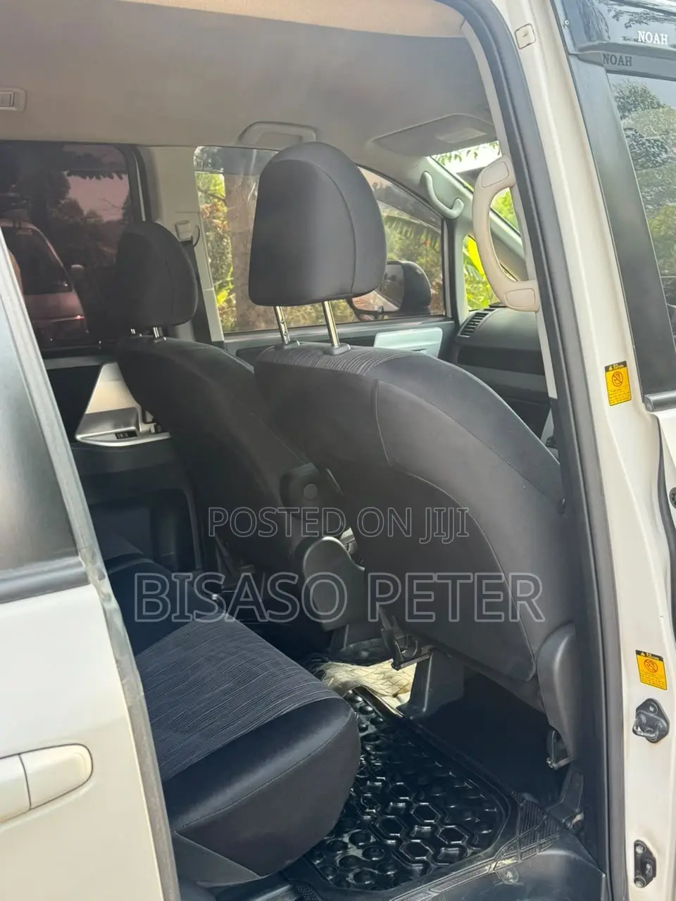 Toyota Noah 2.0 143hp FWD (8 Seater) 2011 White