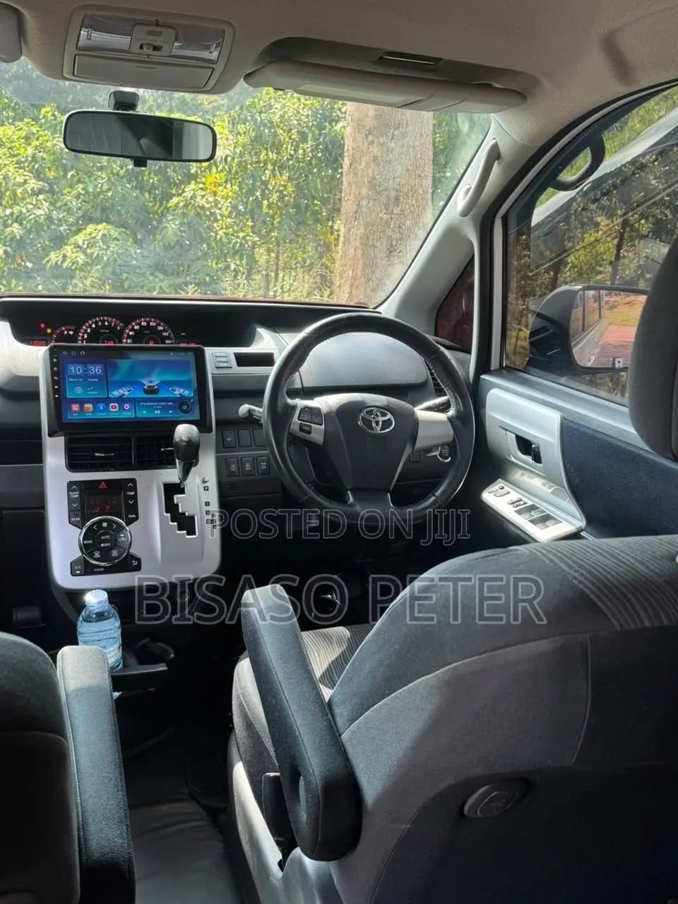 Toyota Noah 2.0 143hp FWD (8 Seater) 2011 White