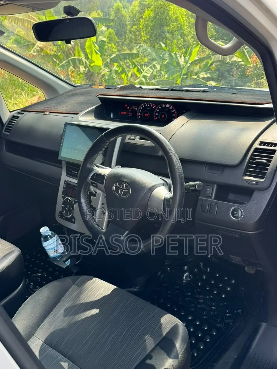 Toyota Noah 2.0 143hp FWD (8 Seater) 2011 White