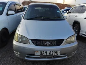 Toyota Corolla Spacio 2000 Ivory