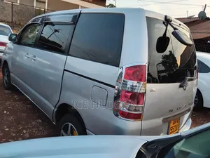 Toyota Noah 2002 Gray