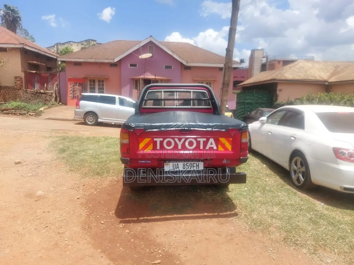 Toyota Hilux 1992 Maroon
