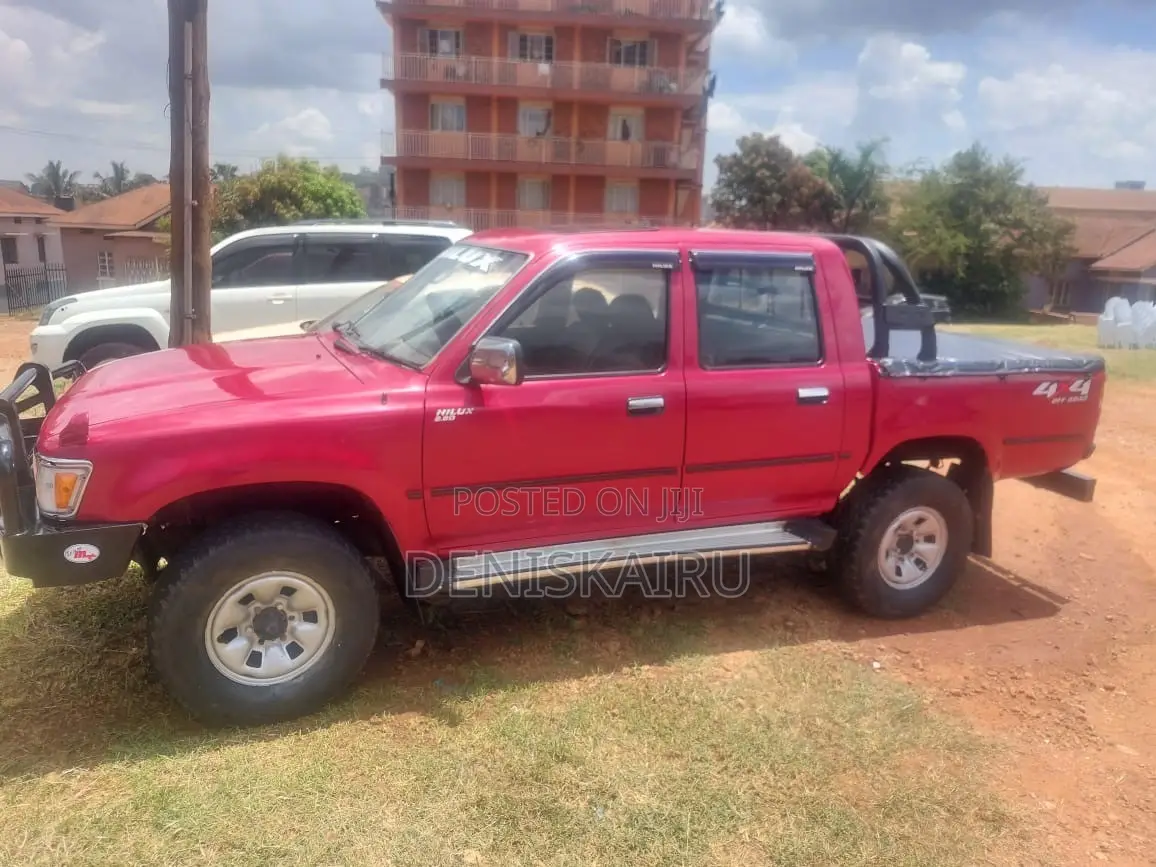 Toyota Hilux 1992 Maroon