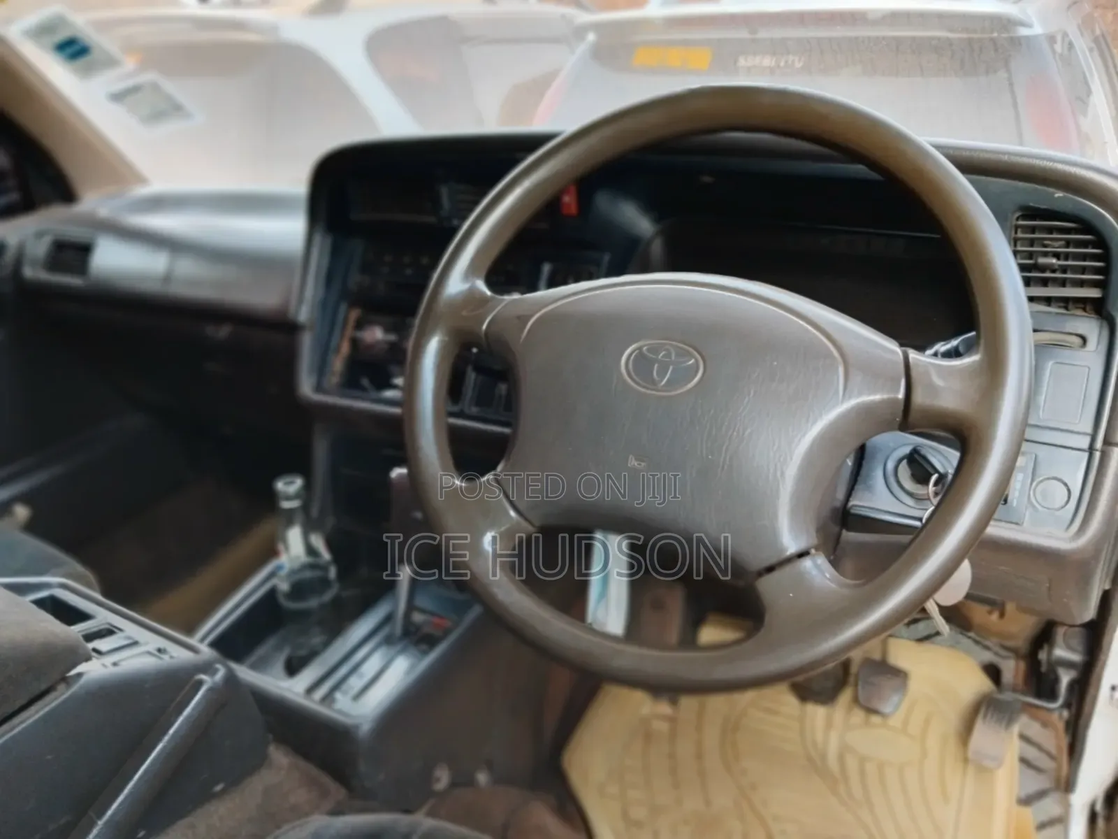 Toyota HiAce 2000 Black