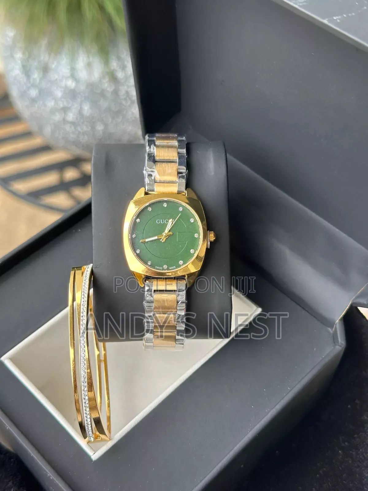 Gucci Ladies Watch With a Bangle