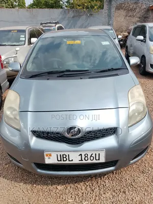 Toyota Vitz 2009 Silver