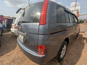 Toyota ISIS 2006