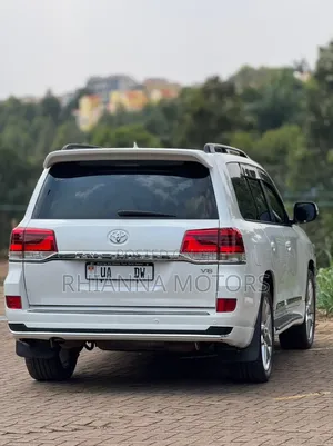 Toyota Land Cruiser Prado 2017 White