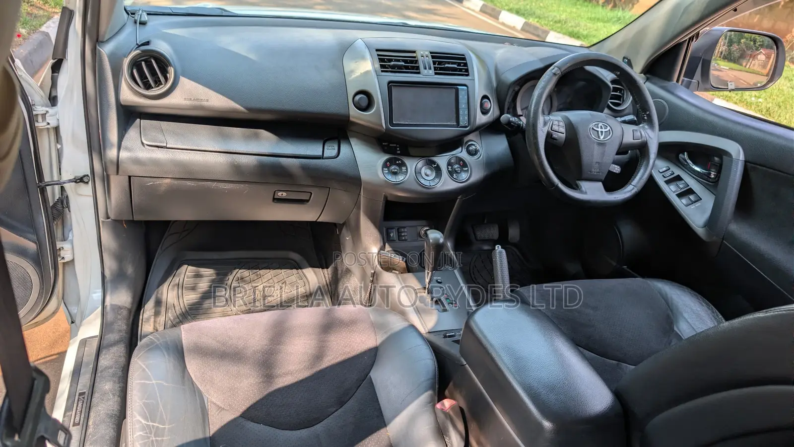 Toyota Vanguard 2011 White