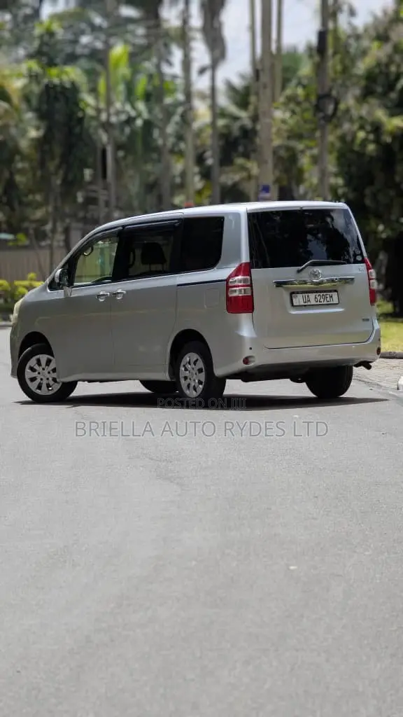 Toyota Noah 2012 Silver