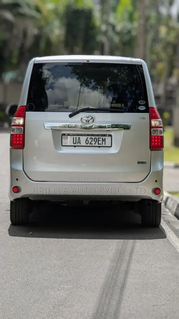 Toyota Noah 2012 Silver