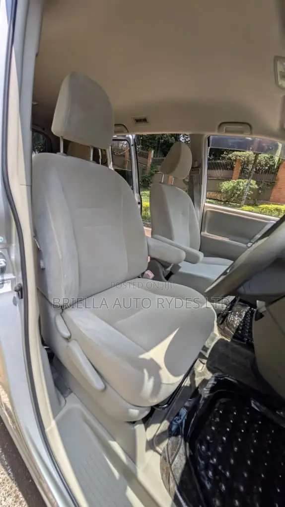 Toyota Noah 2012 Silver