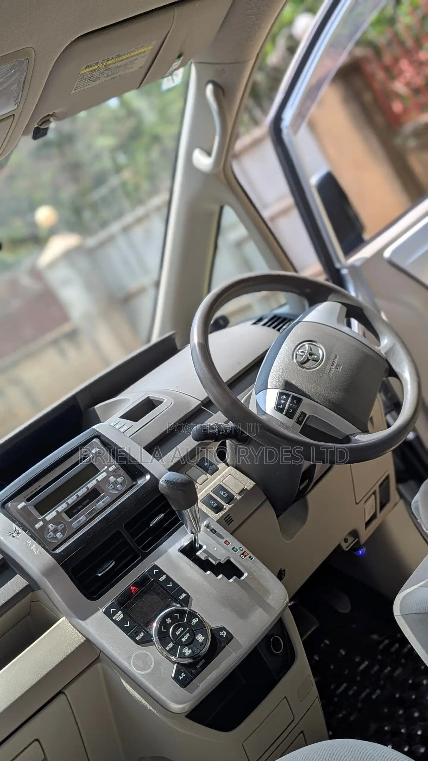 Toyota Noah 2012 Silver