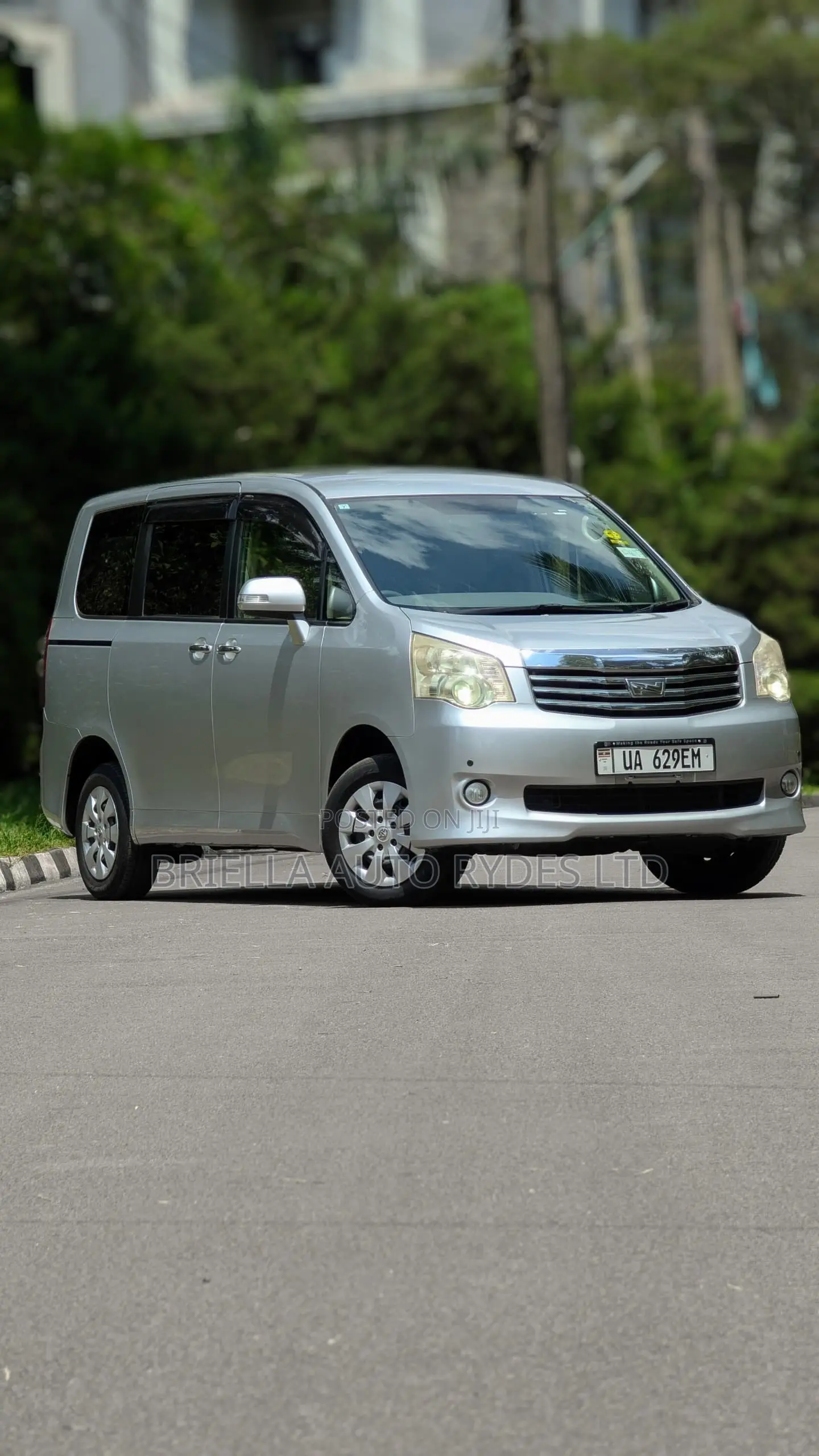 Toyota Noah 2012 Silver