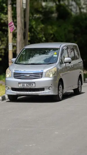 Toyota Noah 2012 Silver