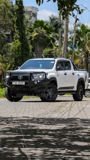 Toyota Hilux 2020 White