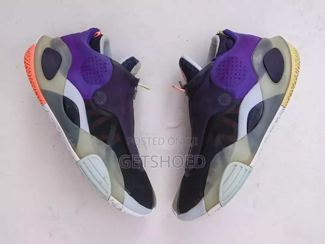 Li-Ning Wade
Size 43eur/8.5uk/9.5us Available
Halla 
