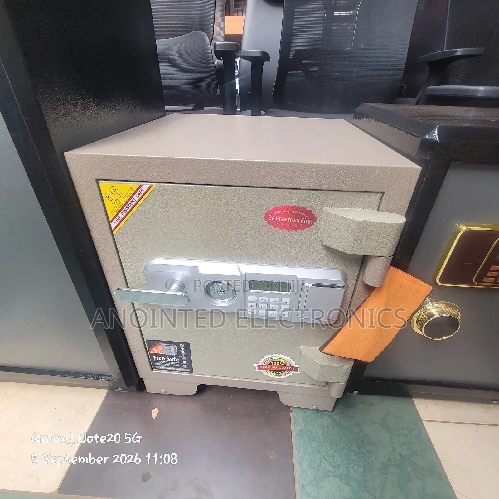 Heavy-Duty Safe Box Digital and Keys