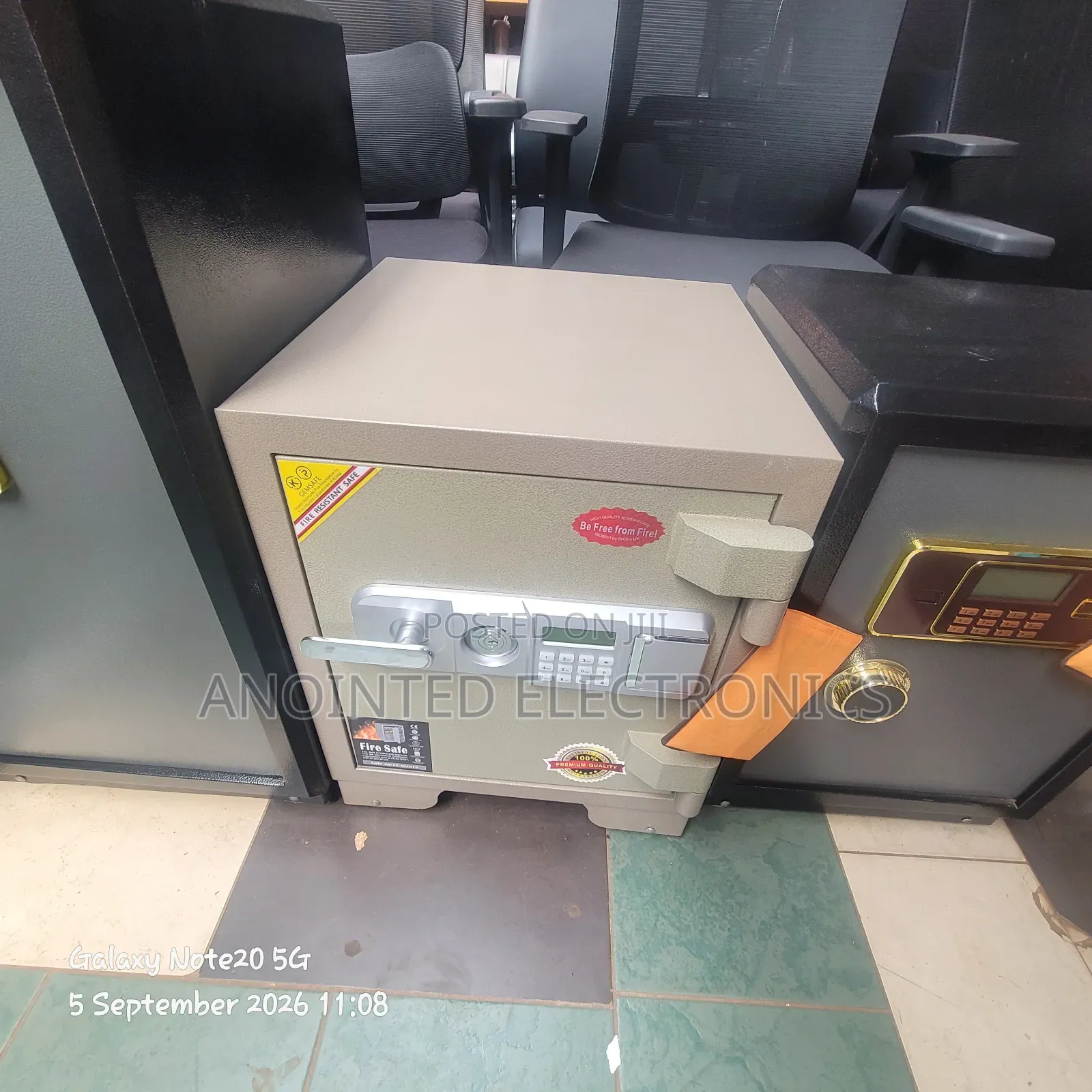 Heavy-Duty Safe Box Digital and Keys