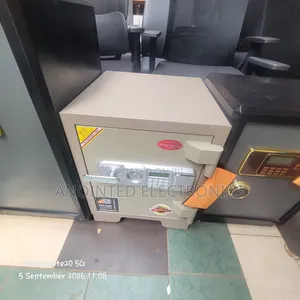 Heavy-Duty Safe Box Digital and Keys
