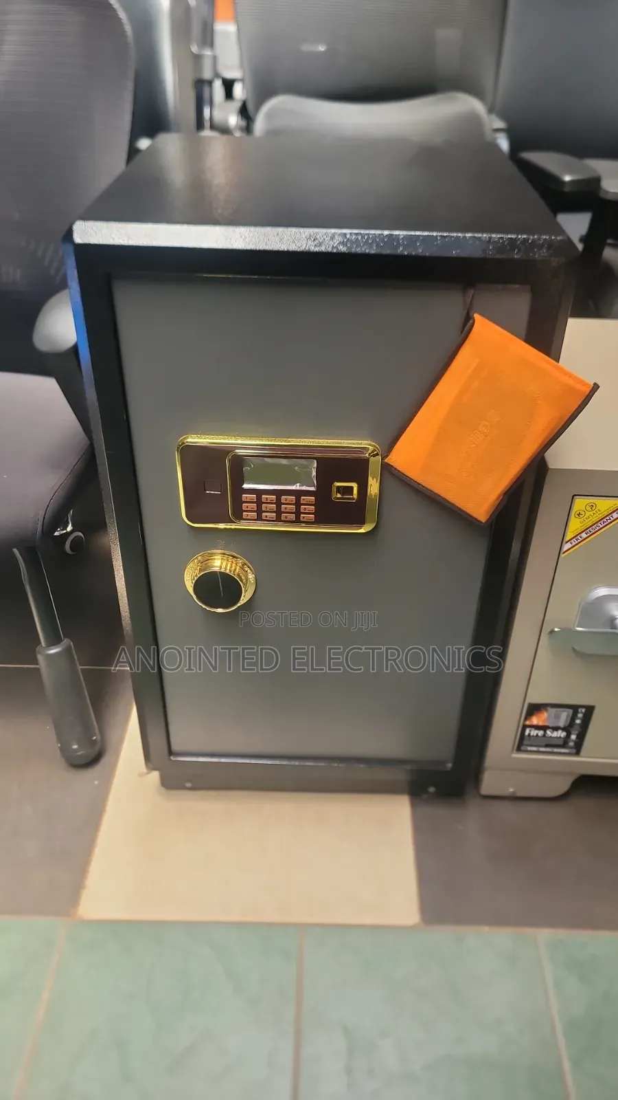Heavy-Duty Cash Box Digital With the Keys