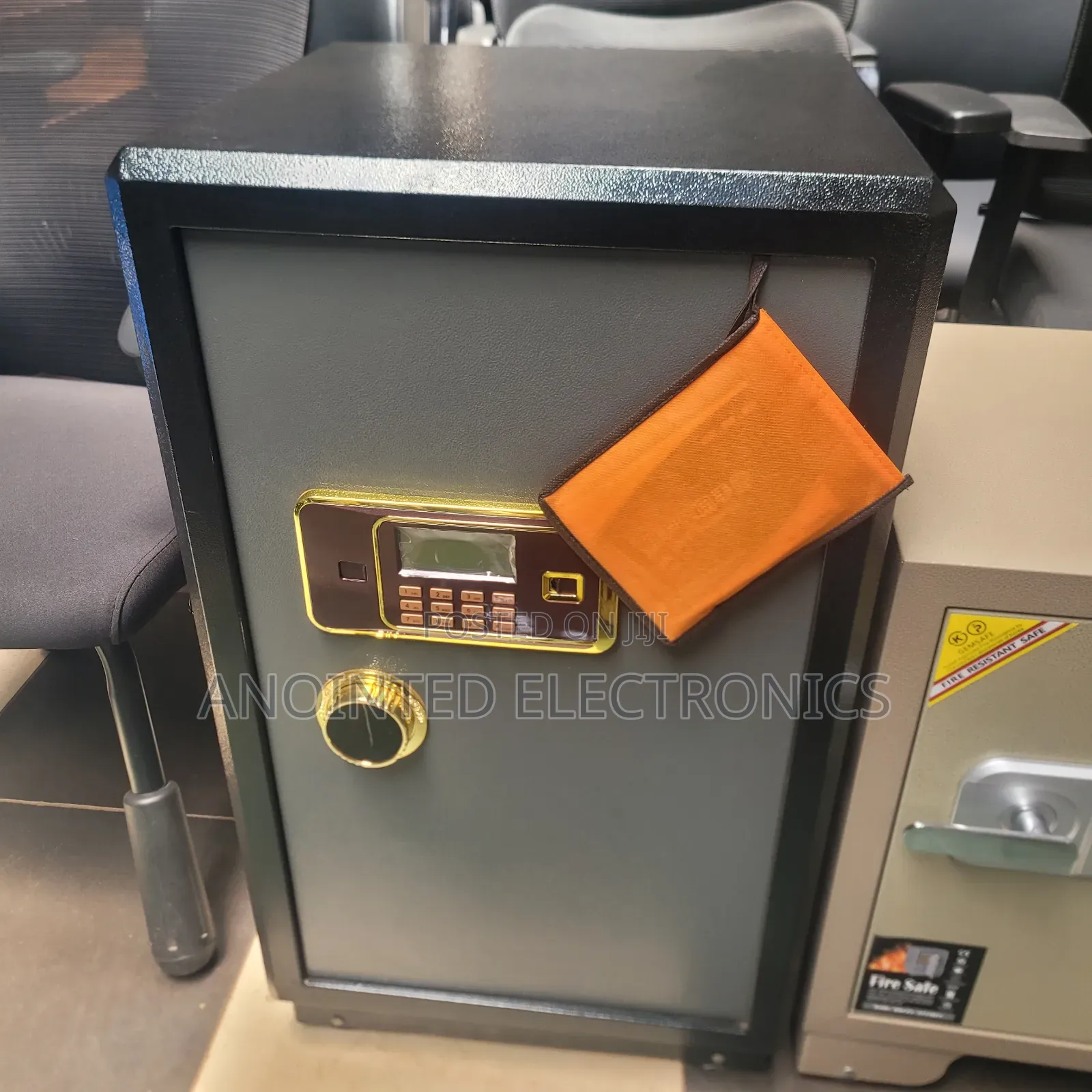 Heavy-Duty Cash Box Digital With the Keys