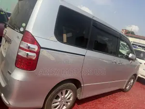 Toyota Noah 2.0 143hp AWD (7 Seater) 2013 Silver