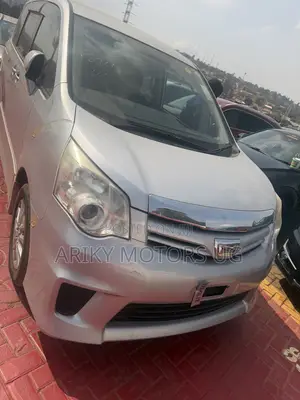 Toyota Noah 2.0 143hp AWD (7 Seater) 2013 Silver