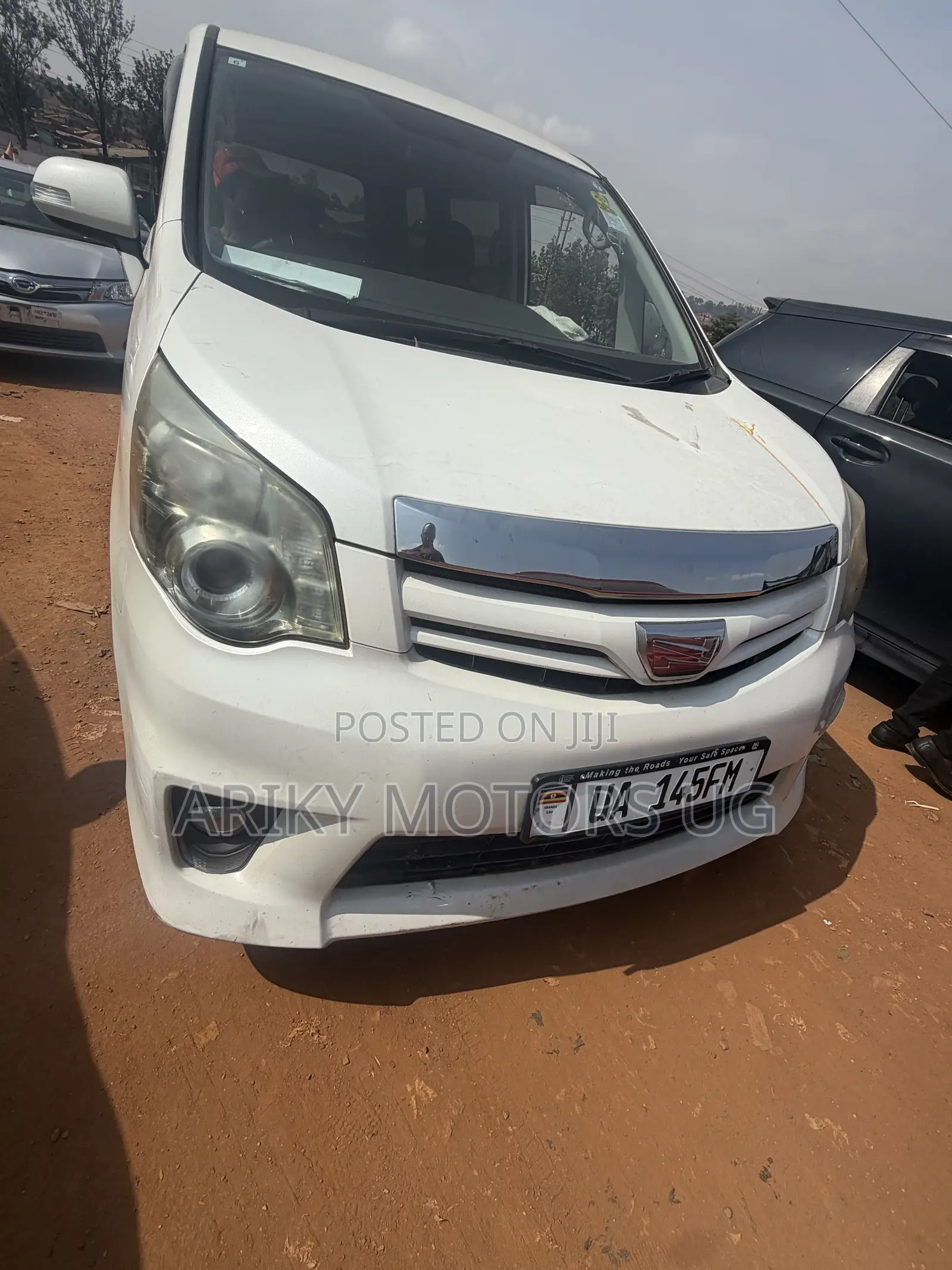 Toyota Noah 2.0 143hp AWD (7 Seater) 2013 Silver