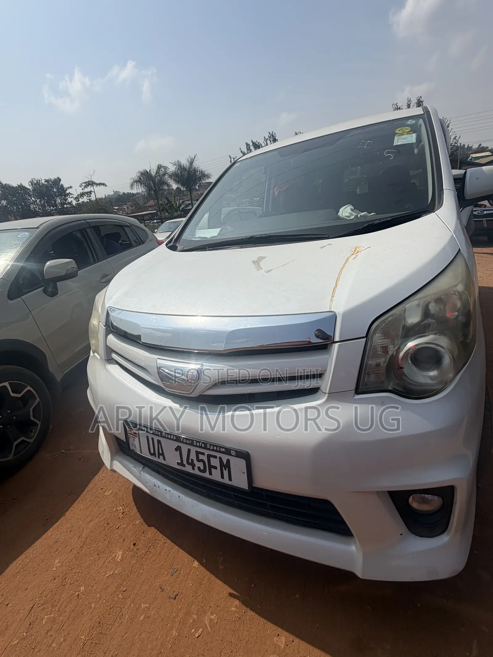 Toyota Noah 2.0 143hp AWD (7 Seater) 2013 Silver