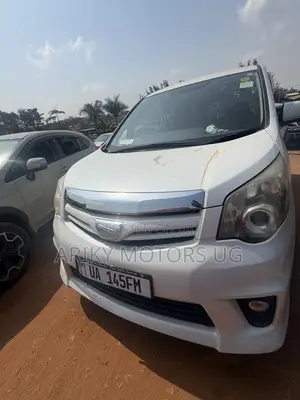 Toyota Noah 2.0 143hp AWD (7 Seater) 2013 Silver