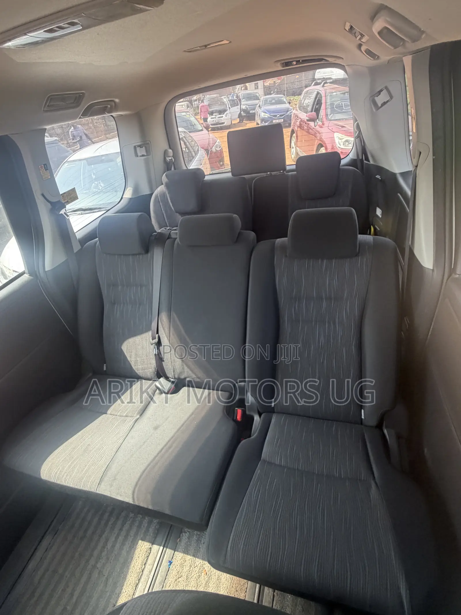 Toyota Noah 2.0 143hp AWD (7 Seater) 2013 Silver