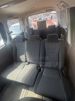 Toyota Noah 2.0 143hp AWD (7 Seater) 2013 Silver