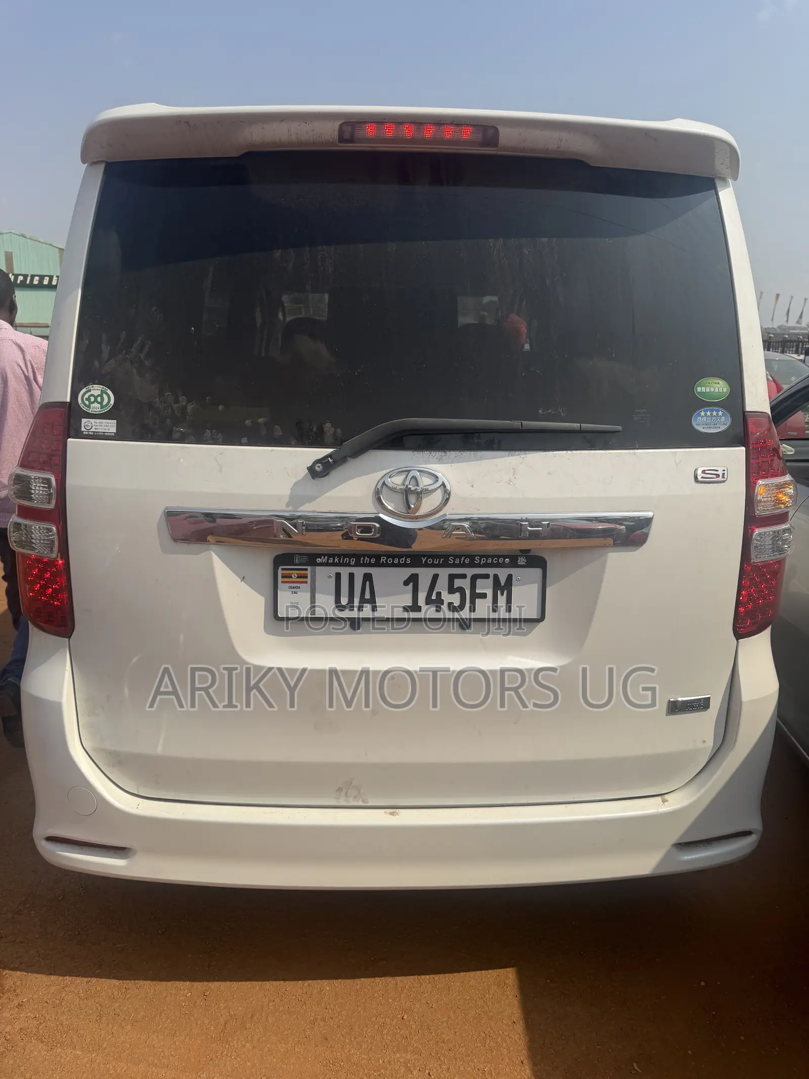Toyota Noah 2.0 143hp AWD (7 Seater) 2013 Silver