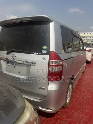 Toyota Noah 2.0 143hp AWD (7 Seater) 2013 Silver