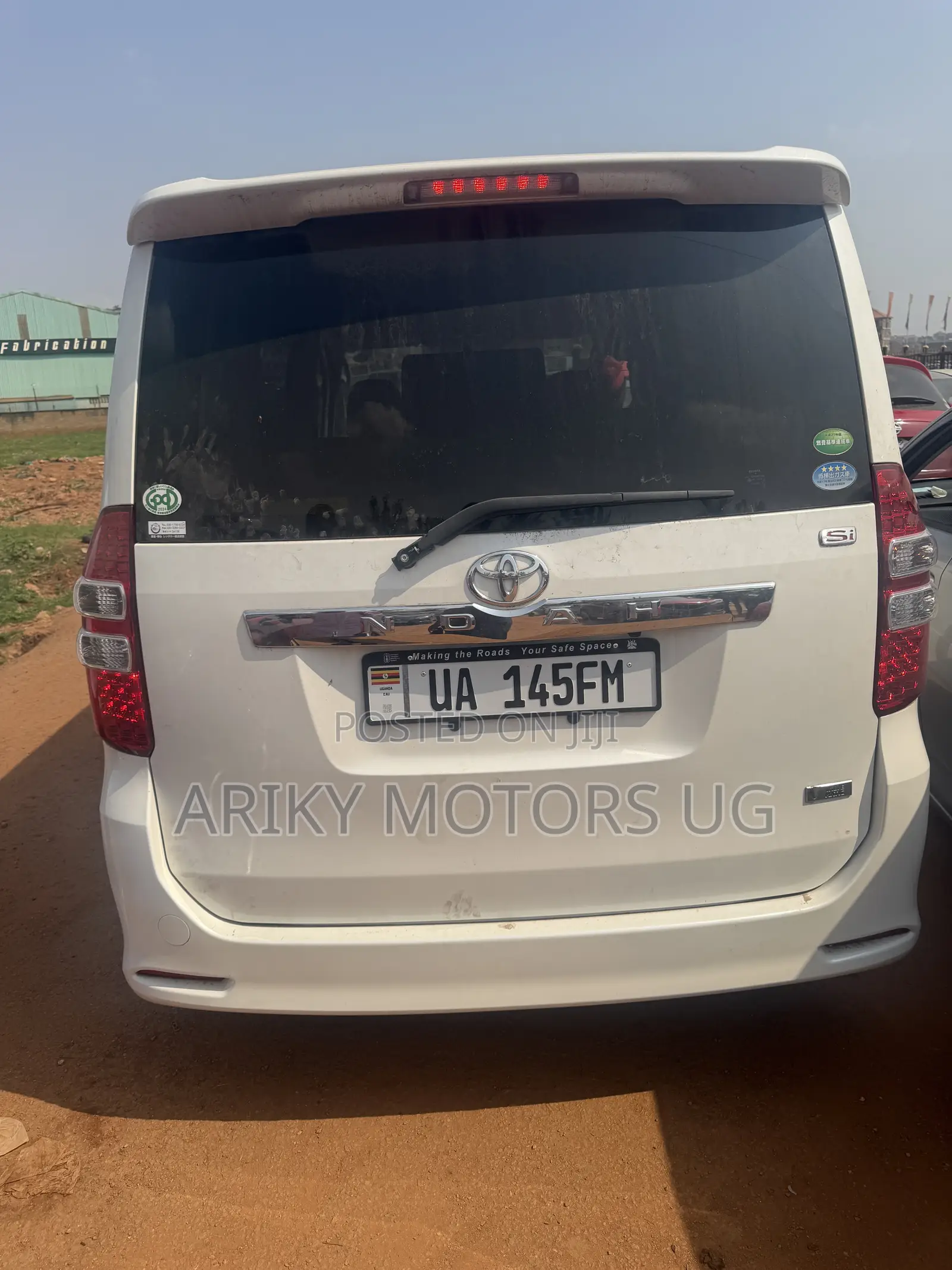 Toyota Noah 2.0 143hp AWD (7 Seater) 2013 Silver