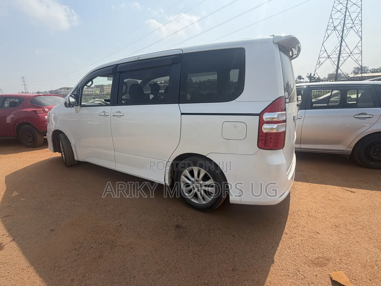 Toyota Noah 2.0 143hp AWD (7 Seater) 2013 Silver