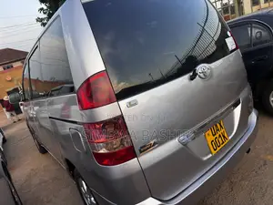 Toyota Noah 2004 Silver